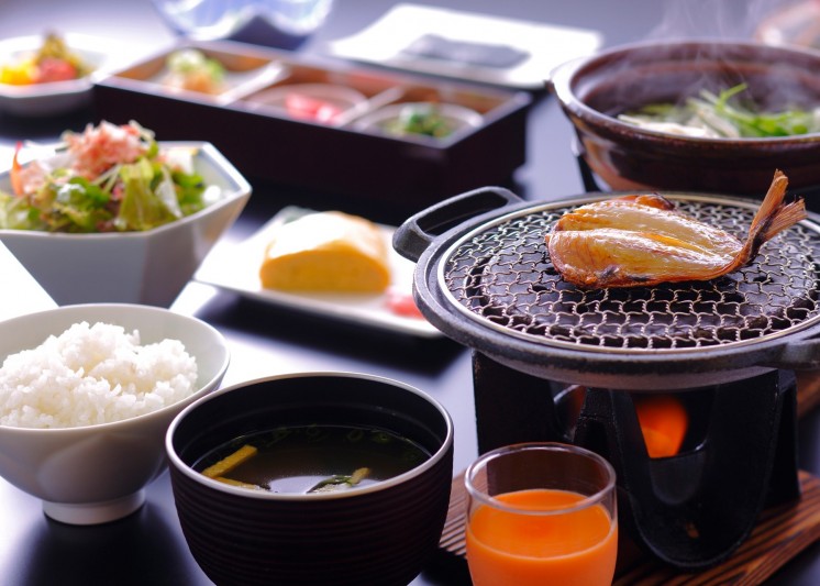 作り立てのだし巻き卵や小鉢三種など品数豊富な和朝食(イメージ)